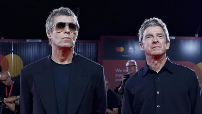 Noel Gallagher (derecha) y Liam Gallagher, del grupo de rock inglés Oasis, llegan al estreno de 'Oasis: Don’t Look Back In Anger'