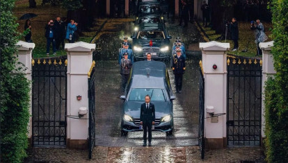 El coche fúnebre con los restos mortales del Rey Harald llega al Palacio Real