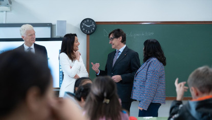 Niubó e Illa conversan en un aula, junto al director de Educación y Competencias de la OCDE, Andreas Schleicher