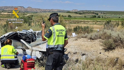 Un agente de la Guardia Civil haciendo labores de investigación en un accidente