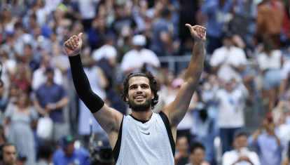 Carlos Alcaraz alza los brazos tras vencer a Tommy Paul en octavos de final del US Open