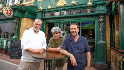 Los autores Jorge Díaz, Antonio Mercero y Agustín Martínez, de Carmen Mola, en Marbella