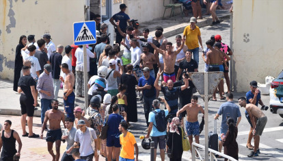Varios migrantes celebran haber cruzado la frontera, a 30 de julio de 2026, en Ceuta (España). Centenares de personas de origen magrebí han cruzado a lo largo de la mañana de hoy a Ceuta desde Marruecos, a nado y por el espigón, y una multitud está esperando al otro lado de la frontera para poder entrar en la ciudad autónoma de la misma manera. En la última semana lo han hecho ya más de 2.000 migrantes.
Europa Press / Europa Press
30/7/2026