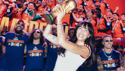 La cantante Aitana, levantando la copa del mundo junto a la selección española