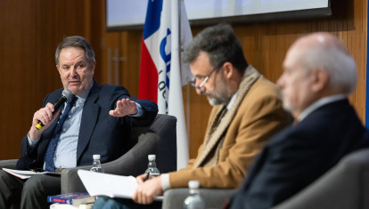 El director de El Debate, Bieito Rubido, el escritor e investigador de Faro UDD, Cristián Warnken, y el el expresidente del Consejo de Ministros de Perú, Pedro Cateriano