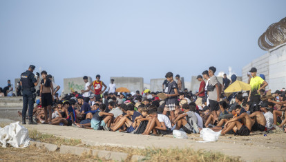 Decenas de inmigrantes en la playa de El Trampolín, a 7 de septiembre de 2026, en Ceuta