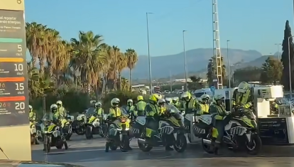 Los agentes en una gasolinera en la carretera