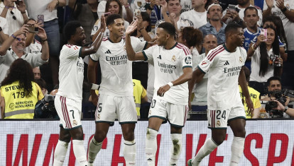 MADRID, 12/09/2026.- El centrocampista británico del Real Madrid Jude Bellingham (2i) celebra su gol en el encuentro correspondiente a la jornada 5 de LaLiga entre Real Madrid y Rayo Vallecano, este sábado en el estadio Santiago Bernabéu, en Madrid. EFE/ Sergio Pérez