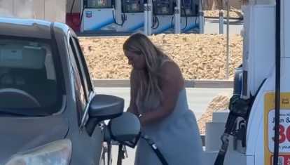 La conductora en pleno robo de combustible