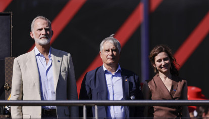El Rey Felipe VI, junto al presidente del Real Automóvil Club de España (RACE), Carmelo Sanz de Barros (c), y la presidenta de la Comunidad de Madrid, Isabel Díaz Ayuso