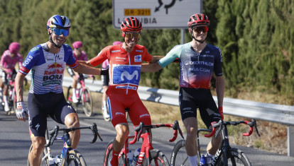 Enric Mas (c), del Movistar, junto al segundo y tercer clasificado, en la 21 y última etapa de la Vuelta ciclista España