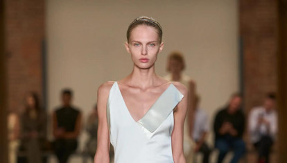 Una modelo desfila con la colección Calvin Klein durante la Semana de la Moda de Nueva York