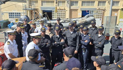El Comandante de la Fuerza de Medidas Contraminas despide a la dotación del buque Turia