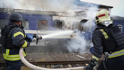 Bomberos rociando agua sobre un vagón de tren dañado por un ataque con drones cerca de la frontera con Polonia. Polonia y Ucrania
