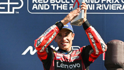 Marc Márquez sujeta el trofeo de ganador del GP de San Marino