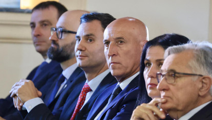El secretario provincial del PSOE de León, Javier Alfonso Cendón, y el alcalde leonés, José Antonio Díez, con otras autoridades este lunes