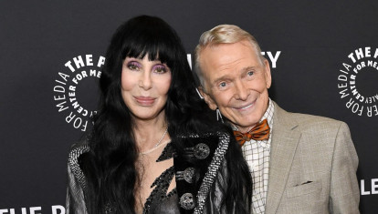 La cantante y actriz estadounidense Cher (izq.) y el diseñador de moda estadounidense Bob Mackie