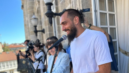 Iglesias en el balcón del Pazo de Raxoi.

REMITIDA / HANDOUT por AYUNTAMIENTO DE SANTIAGO
Fotografía remitida a medios de comunicación exclusivamente para ilustrar la noticia a la que hace referencia la imagen, y citando la procedencia de la imagen en la firma
14/9/2026