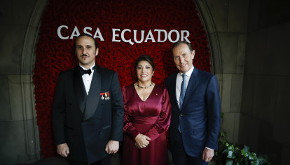 Luis Felipe Fernández-Salvador y Campodonico, VI Marqués de Lises y Wilma Andrade Muñoz, Embajadora de la República del Ecuador, posan junto al ex jugador Del Real Madrid, Emilio Butragueño (d), durante la Gala del Imperio Natural, patrocinada por TEON (The Embassy of Nature) con motivo del regreso de la Formula 1 a Madrid en la sede de la Casa Ecuador, en Madrid
