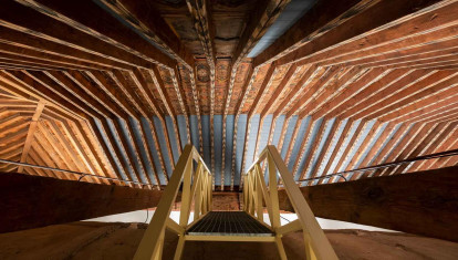 La restauración del edificio en 1988 permitió hacer visitarle los artesonados originales sobre las bóvedas de yesería