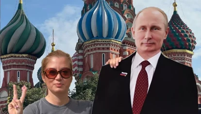 Janina White posa con una figura de cartón de Vladimir Putin en una imagen que facilitó al Telegraph.