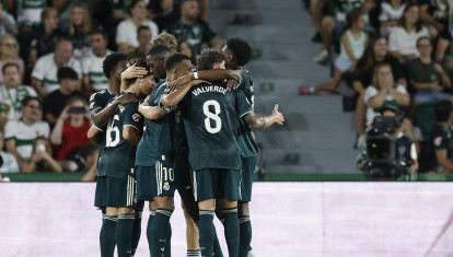 Los jugadores del Real Madrid celebran el gol de Güler al Elche
