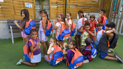 Niños y niñas usuarios de CaixaProinfancia posan con su nuevo material escolar