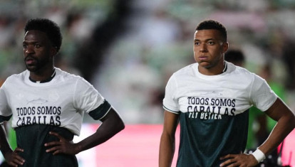 Mabappé y Vinicus se malponen la camiseta en apoyo a Ceuta