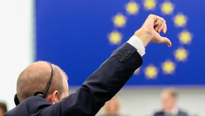 Un eurodiputado indica el voto en contra de su grupo en una votación del Parlamento Europeo en Estrasburgo (Francia).