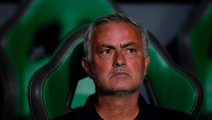 Mourinho reflexiona en el banquillo antes del inicio del Elche - Real Madrid
