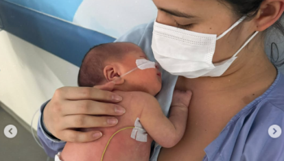 La pequeña Gemma en el regazo de su madre