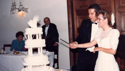 Cortar con espada una tarta adornada con bengalas en un salón de bodas: un clásico de los 80
