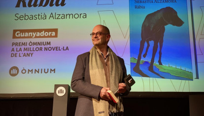 El escritor mallorquín Sebastià Alzamora recibiendo en 2022 el Premi Òmnium a la Mejor Novela por su novela 'Ràbia'