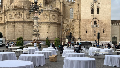 Imagen de los preparativos de la gala, con la Catedral y la Giralda al fondo