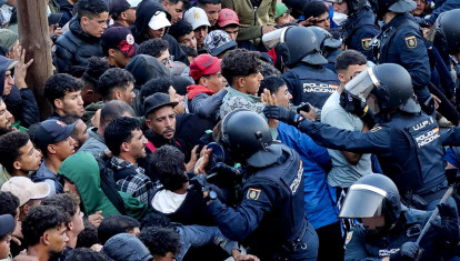 Traslado de inmigrantes asentados en la playa de Benítez, este viernes