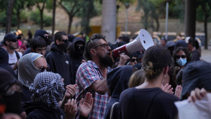 Un grupo de radicales se concentra contra el acto de Vox en Barcelona