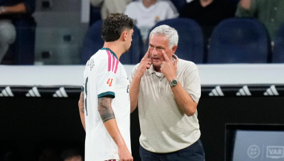 José Mourinho hablando con Fede Valverde, capitán del Real Madrid