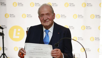El Rey Juan Carlos recibe el Premio Saint-Simon por sus memorias 'Reconciliación', en Francia
