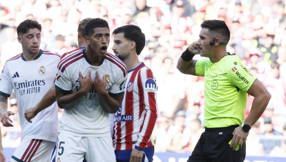 Jude Bellingham protesta una acción durante el derbi ante el Atlético