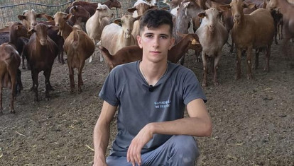 David posa junto a sus cabras en su nueva ganadería