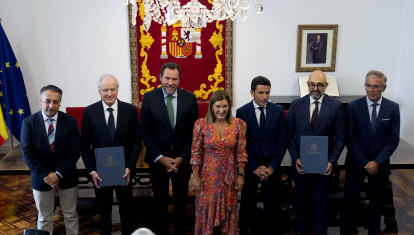 La firma del convenio, con Óscar Puente junto a la presidenta de Cantabria y otras autoridades
