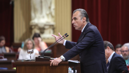 (Foto de ARCHIVO)
El conseller de Educación del Govern balear, Toni Vera, interviene durante un debate de presupuestos autonómicos en el Parlament Balear, a 8 de julio de 2025, en Palma de Mallorca, Mallorca, Baleares (España). El Parlament acoge desde ayer, tres jornadas maratonianas con los debates de la ley de obtención de suelo, los Presupuestos autonómicos y la ley de polígonos.Durante estos días se debaten y votan las enmiendas parciales y votos particulares que, habiendo sido debatidas y votadas en comisión, no han sido incorporadas al dictamen y, los grupos que las proponen, quieren mantenerlas para el debate en sesión plenaria.
Isaac Buj / Europa Press
08 JULIO 2025;MALLORCA;PALMA;HOSTELERIA;BALEARES
08/7/2025