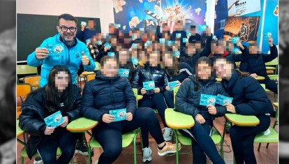 Alfredo Riaño Luque, en la clase de un colegio religioso de Canals (Valencia)