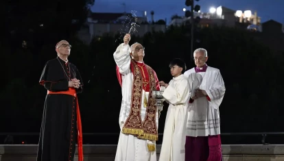 León XIV bendiciendo la Torre de Jesús de la Sagrada Familia