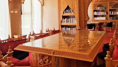 Una de las mesas del interior de la biblioteca