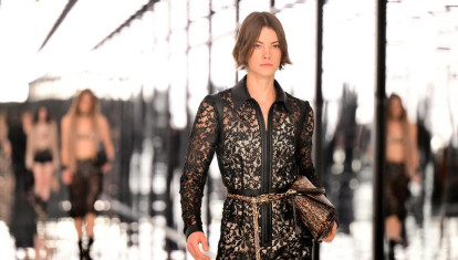 Una modelo desfila durante la presentación de la colección de Fendi, en el marco de la Semana de la Moda de Milán