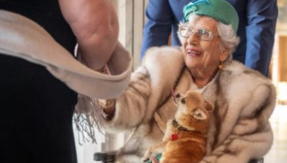 La Princesa Astrid de Noruega con su perrita Wilma