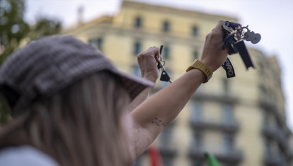 Dos personas muestran sus llaves durante una concentración en apoyo a Maricarmen tras su desahucio en Madrid, ante la Delegación del Gobierno, a 23 de septiembre de 2026, en Barcelona, Catalunya (España). La protesta ha sido convocada tras el desahucio de Maricarmen, la vecina del distrito de Retiro que residía desde hace 70 años en el número 46 de la calle Alcalde Sainz de Baranda de Madrid.

Lorena Sopêna / Europa Press
23 SEPTIEMBRE 2026;MANI;MARICARMEN;DESAHUCIO;FONDO BUITRE;LLAVES;LLAVERO;CASA;ALQUILER
23/9/2026