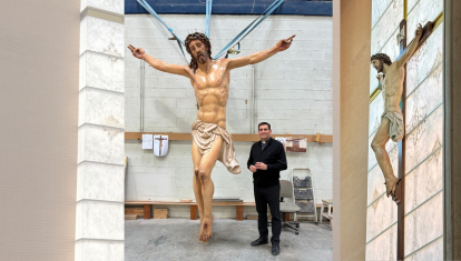 Imagen del párroco de Benicasim, Luis Oliver, junto al nuevo cristo presidencial de la iglesia de San Juan Pablo II