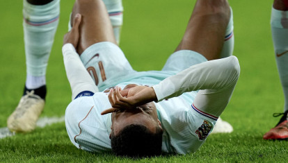 Mbappé, tumbado sobre el césped durante el partido que disputaban Turquía y Francia